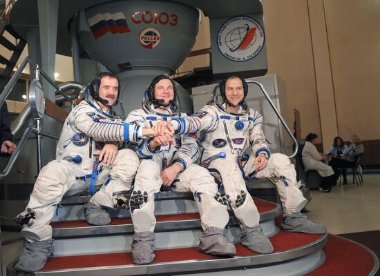 Long-term ISS Expedition 34/35 crews train at Gagarin Center