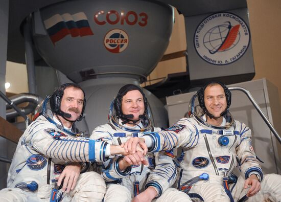 Long-term ISS Expedition 34/35 crews train at Gagarin Center