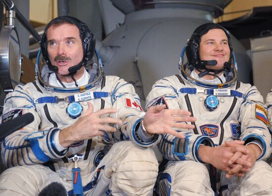 Long-term ISS Expedition 34/35 crews train at Gagarin Center