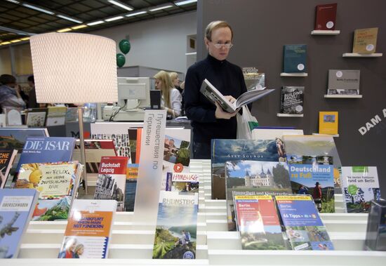 Non/Fiction No14 fair of intellectual literature opens