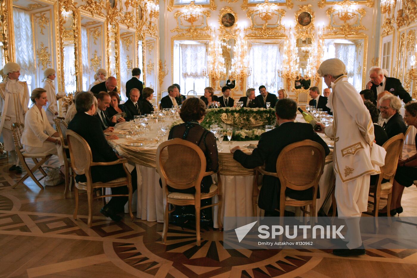 INFORMAL DINNER OF G8 LEADERS IN PETERHOF.