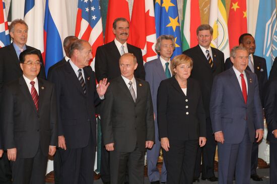 PHOTO SESSION OF G8 LEADERS 