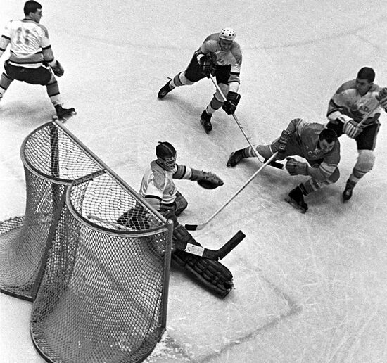 OLYMPIC GAMES ICE HOCKEY U.S.S.R.-CANADA MEET