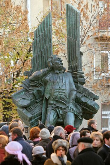 UNVEILING MONUMENT