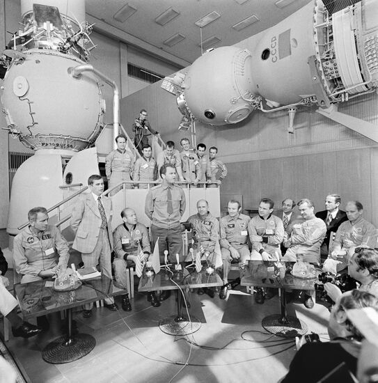 SOYUZ APOLLO SPACE CREWS JOURNALISTS