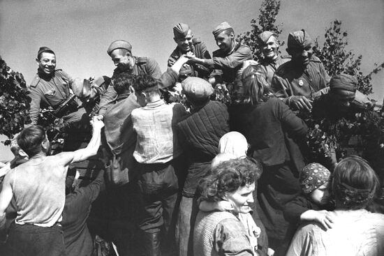 WWII BALTIC REGION LIBERATION SOLDIERS WELCOMING