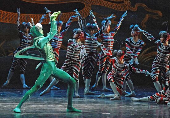 SC ENE BALLET "THE SACRED SPRING"