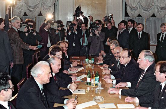 GORBACHEV KOHL TALKS KREMLIN