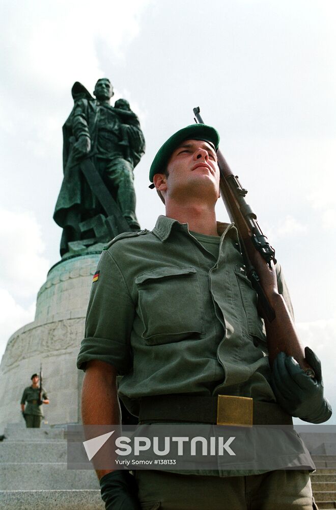 BERLIN MONUMENT SOVIET SOLDIERS GUARD