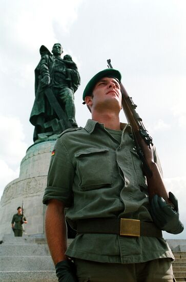 BERLIN MONUMENT SOVIET SOLDIERS GUARD