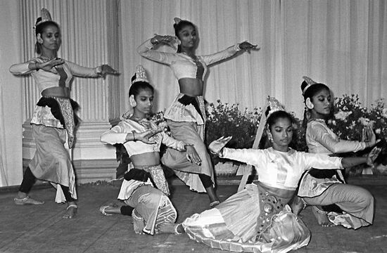 DANCERS CEYLON DANCE FRIENDSHIP HOUSE 