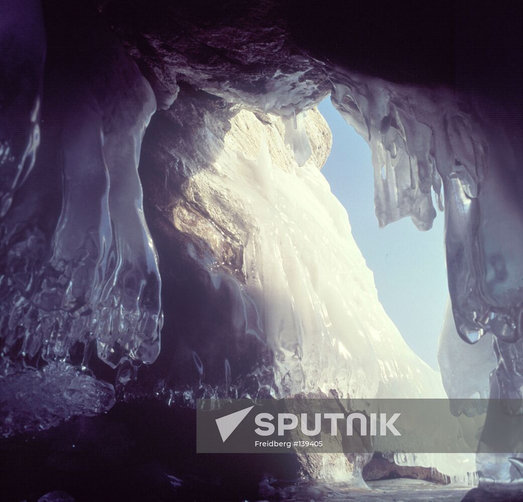 BAIKAL GROTTO ICE