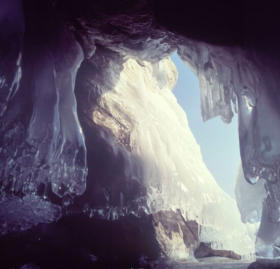 BAIKAL GROTTO ICE