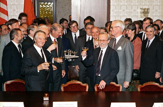 MINISTERS MEETING TREATY REUNIFICATION GERMANY SIGNING 
