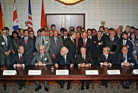 MINISTERS MEETING TREATY REUNIFICATION GERMANY SIGNING