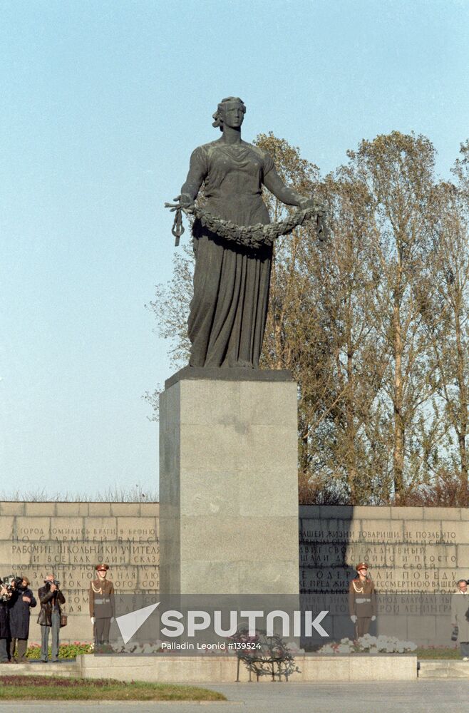 PISKAREVSKOYE CEMETERY MOTHERLAND MONUMENT