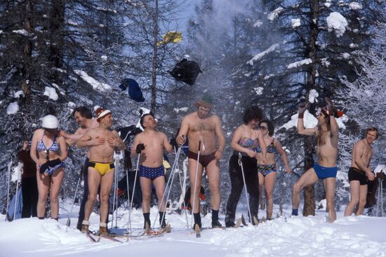 HOLIDAY-MAKERS SKI RACE HEALTH NUTS
