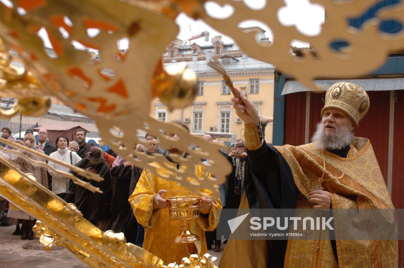 CROSS CHURCH DOME MOUNTING
