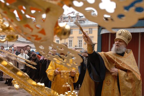 CROSS CHURCH DOME MOUNTING