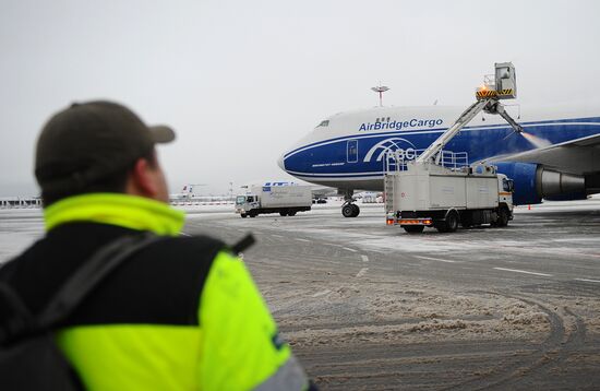 Vnukovo airport cleared from snow