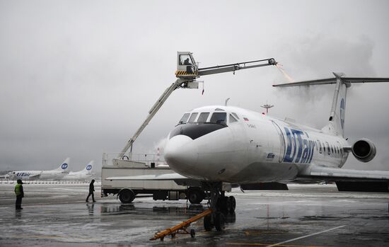 Vnukovo airport cleared from snow