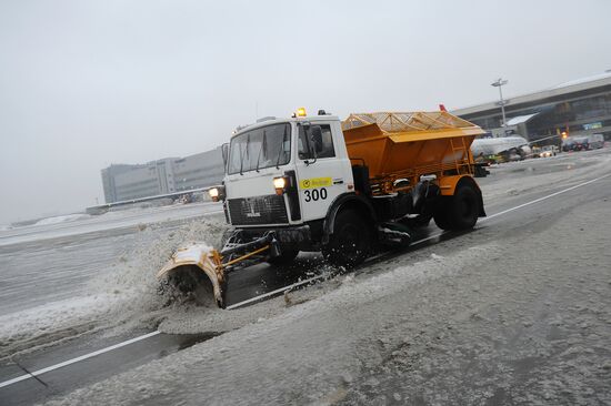 Vnukovo airport cleared from snow
