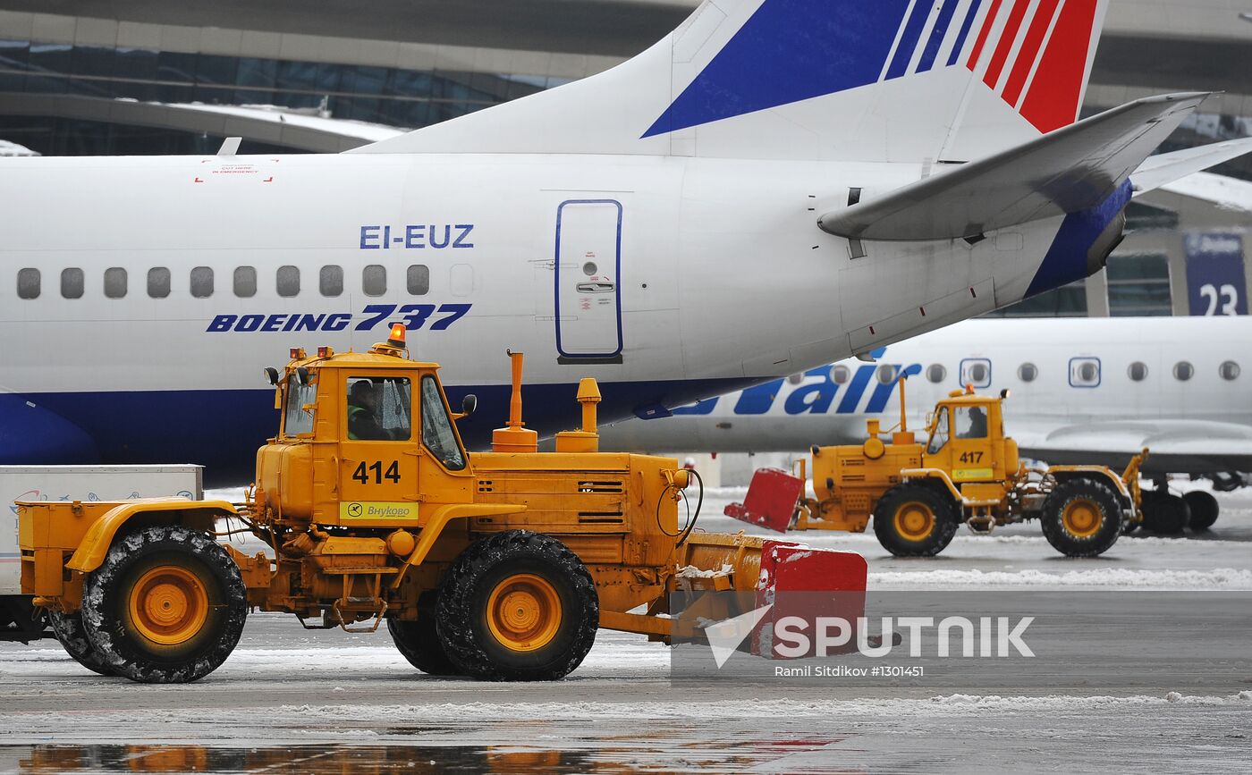 Vnukovo airport cleared from snow