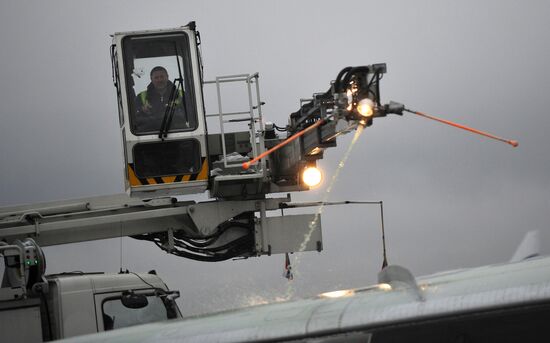 Vnukovo airport cleared from snow