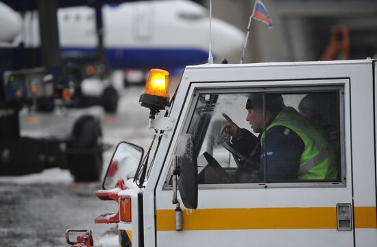 Vnukovo airport cleared from snow