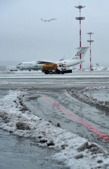 Vnukovo airport cleared from snow