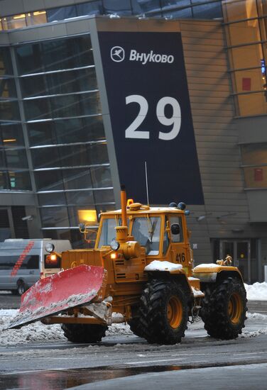 Vnukovo airport cleared from snow