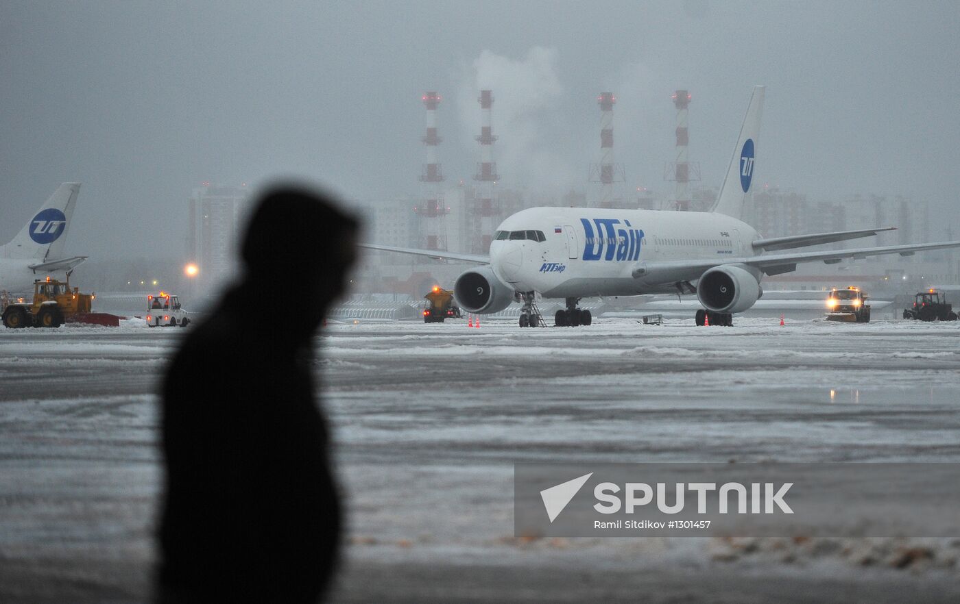 Vnukovo airport cleared from snow