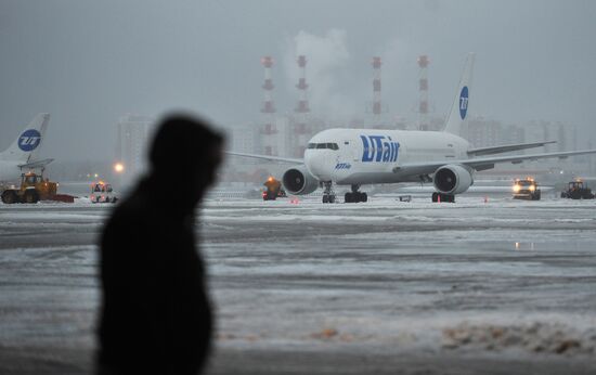 Vnukovo airport cleared from snow