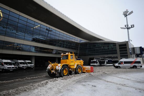 Vnukovo airport cleared from snow