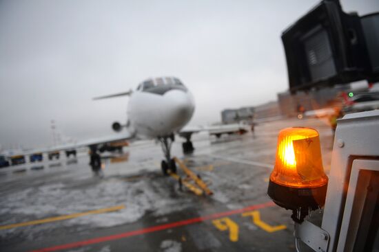 Vnukovo airport cleared from snow