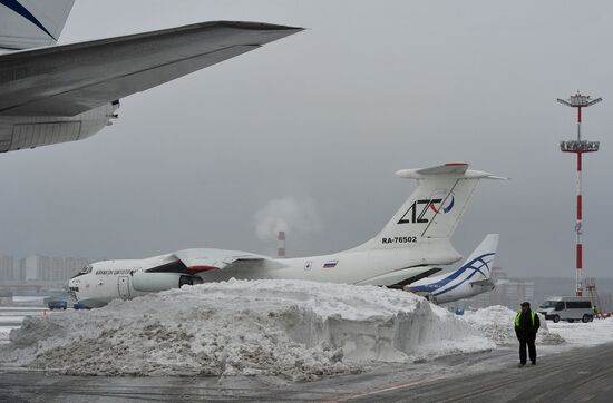 Vnukovo airport cleared from snow