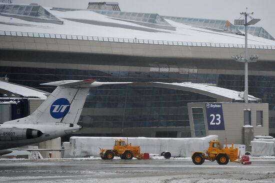 Vnukovo airport cleared from snow