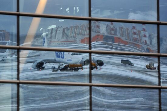 Vnukovo airport cleared from snow
