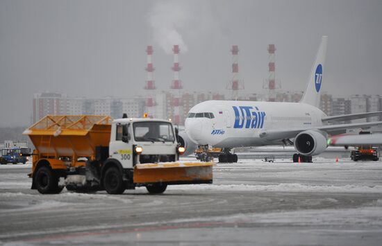 Vnukovo airport cleared from snow