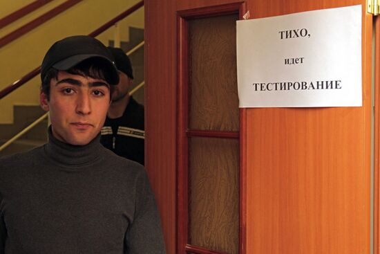 Migrant workers take Russian test