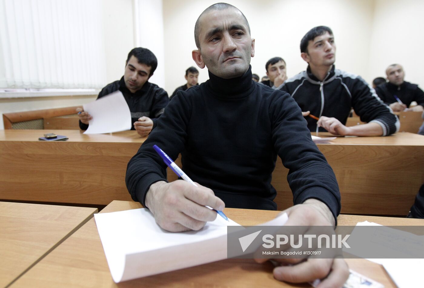 Migrant workers take Russian test