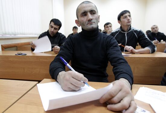 Migrant workers take Russian test