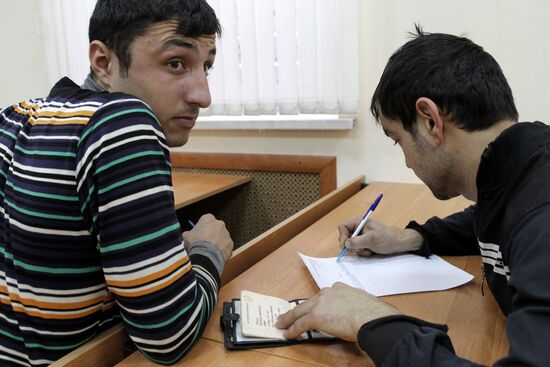 Migrant workers take Russian test