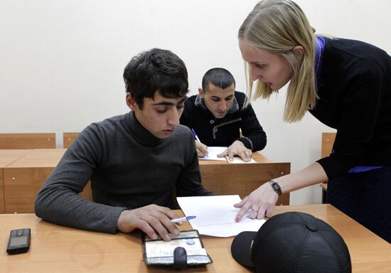 Migrant workers take Russian test