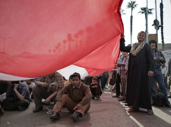 Egyptian president Morsi's supporters rally in Cairo