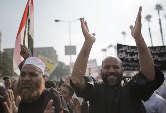 Egyptian president Morsi's supporters rally in Cairo