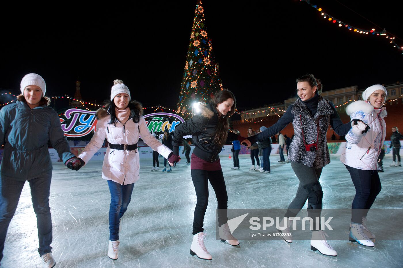 GUM-skating rink opens on Red Square