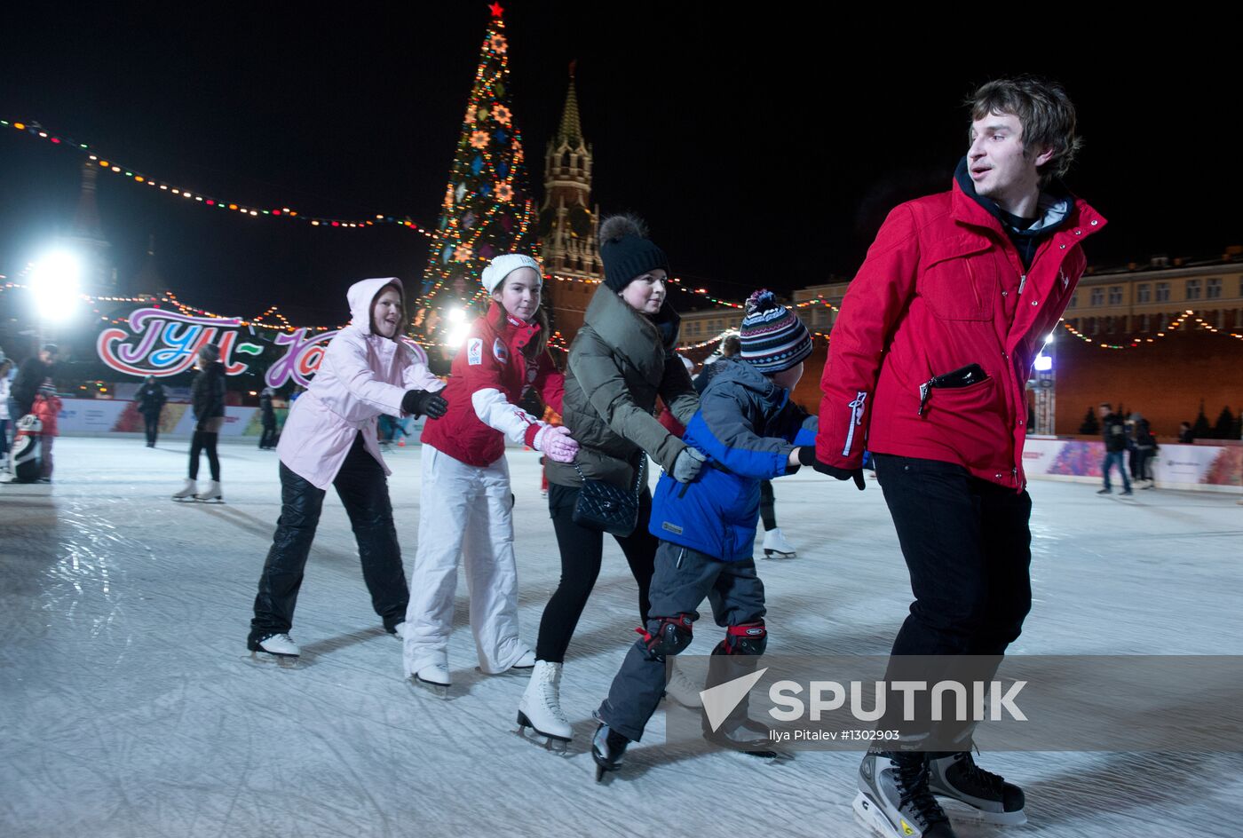 GUM-skating rink opens on Red Square