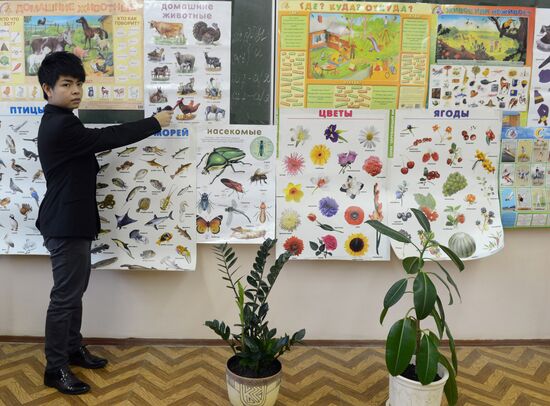 Teaching immigrants Russian