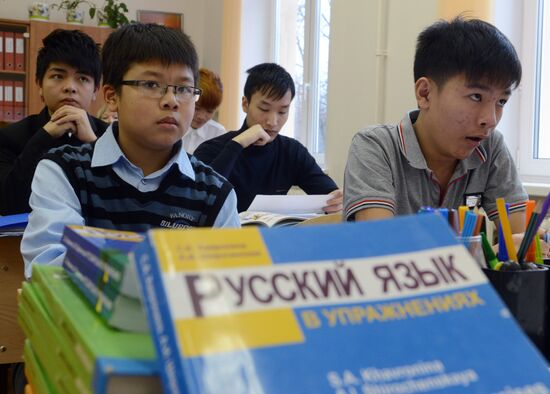 Teaching immigrants Russian